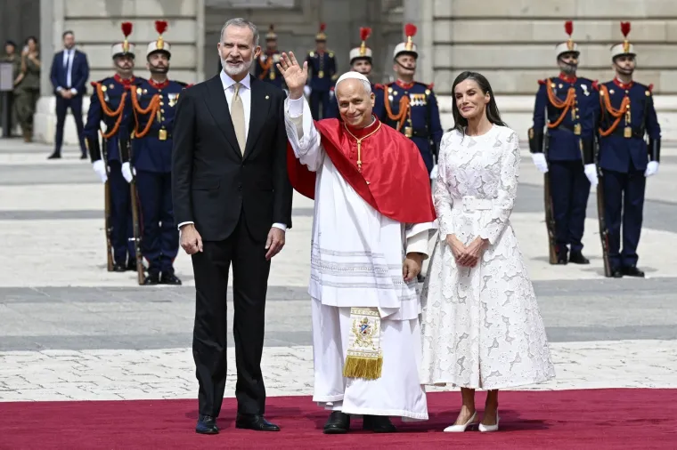 Samo odabrane smiju nositi ovu boju pred Papom: Kraljica Letizia je tu čast pretvorila u pun pogodak