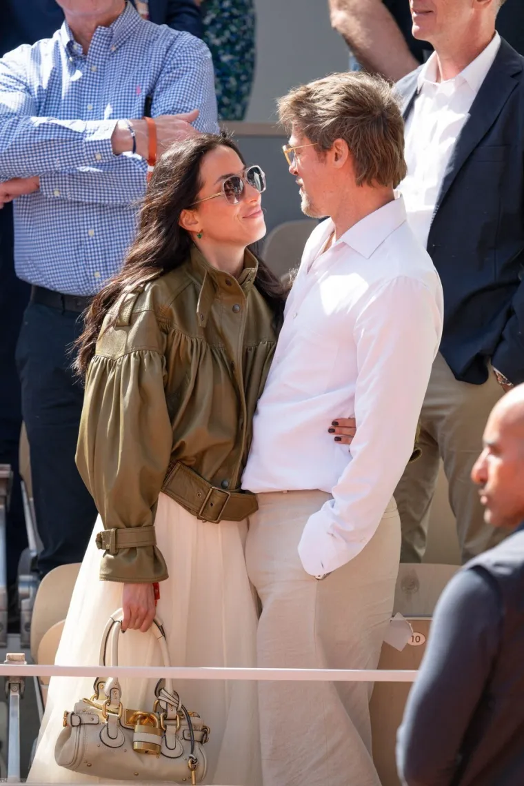 Brad Pitt i Ines de Ramon zaljubljeni do u&scaron;iju: Izmjenjivali nježnost na Roland Garrosu