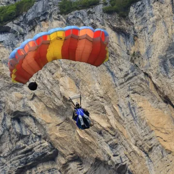 Wingsuit pilot poginuo nedugo nakon polijetanja: Sru&scaron;io se u &scaron;vicarske Alpe