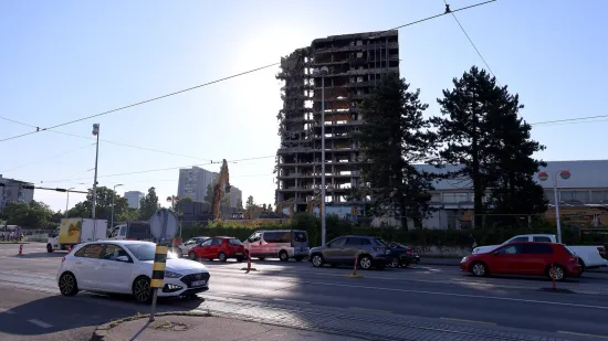 Pogledajte gužve kod Vjesnika: Dio betonske konstrukcije visi na žici