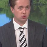 Voditelj postao hit zbog osebujne frizure, mnogi se pitaju kako su ga mogli takvog pustiti u studio