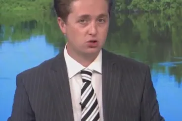Voditelj postao hit zbog osebujne frizure, mnogi se pitaju kako su ga mogli takvog pustiti u studio