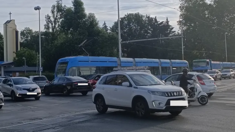 Sudarili se auto i ZET-ov tramvaj kod Maksimirskog stadiona: Stvorila se velika kolona