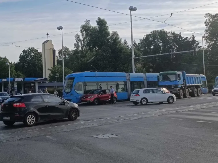 Sudarili se auto i ZET-ov tramvaj kod Maksimirskog stadiona: Stvorila se velika kolona
