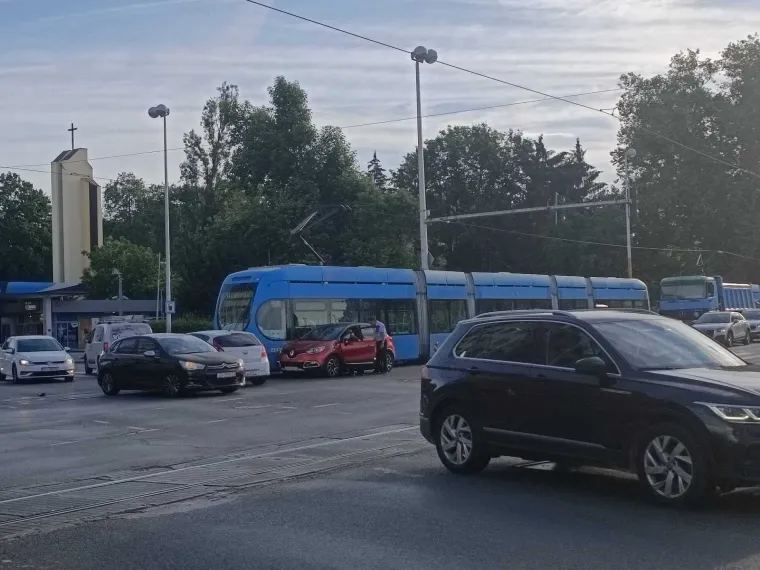 Sudarili se auto i ZET-ov tramvaj kod Maksimirskog stadiona: Stvorila se velika kolona