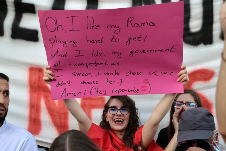 Ljudi na ulicama, a Rama upire prstom u Iran i objavljuje bizarne snimke