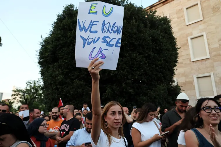 Ljudi na ulicama, a Rama upire prstom u Iran i objavljuje bizarne snimke