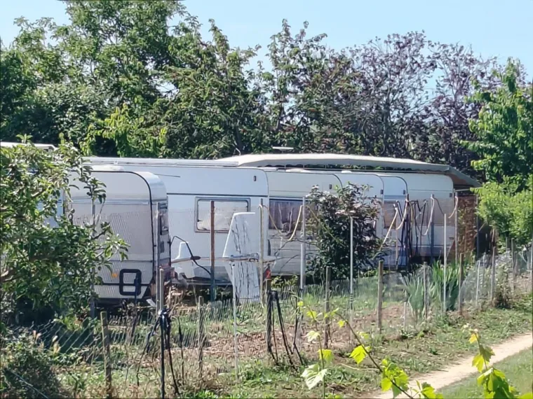 Cure detalji pada letjelice u Istri: Sru&scaron;ila se na spremi&scaron;te kamp-kućica, potvrđeno dvoje ozlijeđenih