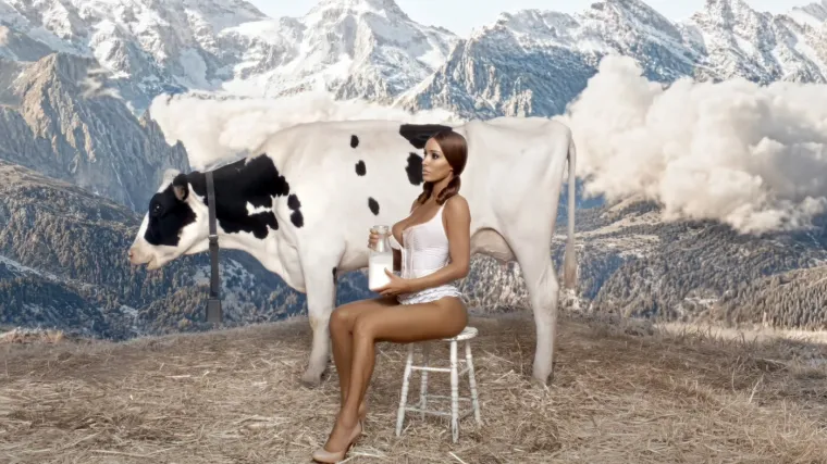 Potpuno je bizarno, ali dobro vidite: Bianca Censori u tangicama muze kravu