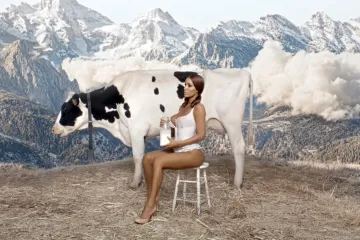 Potpuno je bizarno, ali dobro vidite: Bianca Censori u tangicama muze kravu