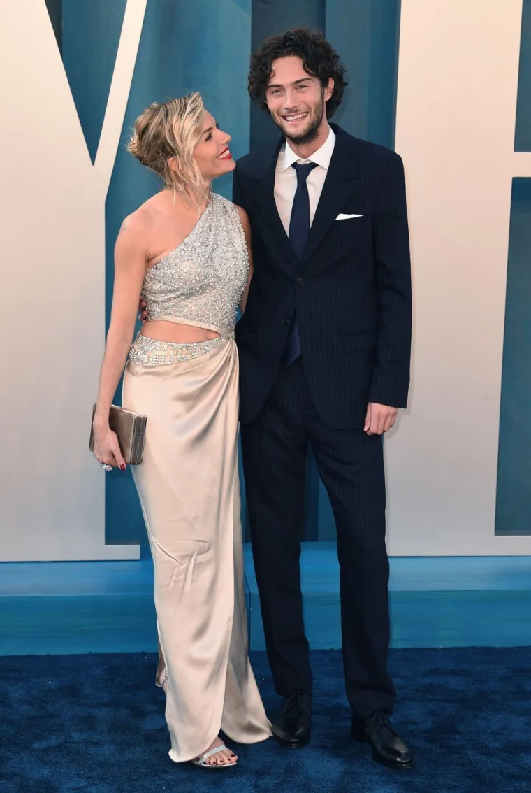 Sienna Miller se udaje: Nekoliko tjedana nakon poroda glumica i 15 godina mlađi maneken se zaručili