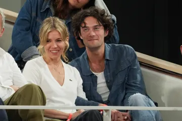 Sienna Miller se udaje: Nekoliko tjedana nakon poroda glumica i 15 godina mlađi maneken se zaručili