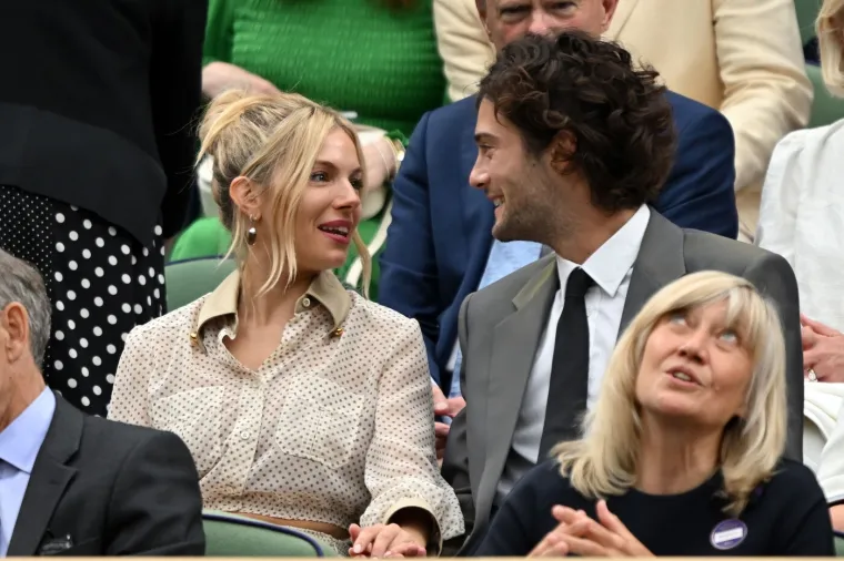 Sienna Miller se udaje: Nekoliko tjedana nakon poroda glumica i 15 godina mlađi maneken se zaručili