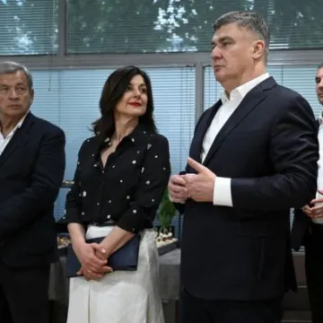 Zoran Milanović izveo suprugu na izložbu: Prva dama u bezvremenskoj kombinaciji plijenila poglede