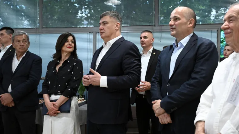 Zoran Milanović izveo suprugu na izložbu: Prva dama u bezvremenskoj kombinaciji plijenila poglede