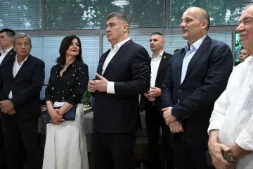 Zoran Milanović izveo suprugu na izložbu: Prva dama u bezvremenskoj kombinaciji plijenila poglede