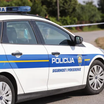 Nesreća na pružnom prijelazu kod Pakraca: Auto oduzeo prednost vlaku, te&scaron;ko ozlijeđena žena (73)
