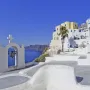 Mjesto koje trebate posjetiti: Bijele kuće i plave kupole na otoku koji je uskrsnuo iz pepela