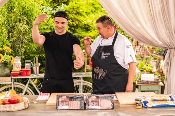 Influencer Pino Pingvino i chef Tomislav &Scaron;piček pokazali kako izgleda prava Balkan BBQ plata
