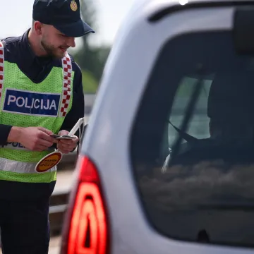 Vozio pijan, drogiran, bez prava na vožnju, a nije bio ni vezan: Evo koliku je kaznu 'zaradio'