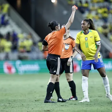 Potpuni kaos na prijateljskoj utakmici nogometa&scaron;ica: Brazilke protiv Amerikanki dobile osam crvenih