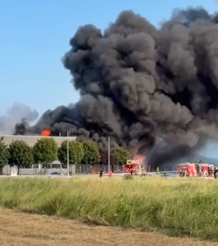 Vatra se ponovo razbuktala, vatrogasci se i dalje bore s plamenom: 'Dolazi do detonacija'