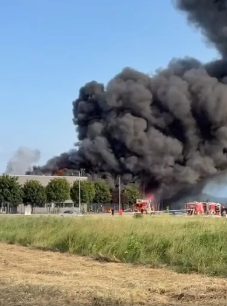 Vatra se ponovo razbuktala, vatrogasci se i dalje bore s plamenom: 'Dolazi do detonacija'