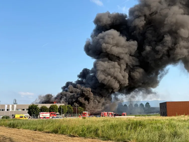 Vatra se ponovo razbuktala, vatrogasci se i dalje bore s plamenom: 'Dolazi do detonacija'