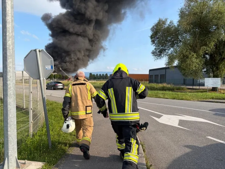 Vatra se ponovo razbuktala, vatrogasci se i dalje bore s plamenom: 'Dolazi do detonacija'