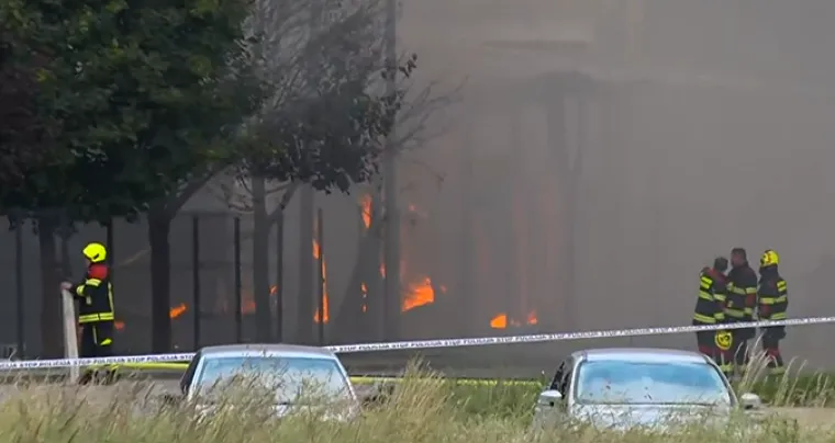 Vatra se ponovo razbuktala, vatrogasci se i dalje bore s plamenom: 'Dolazi do detonacija'