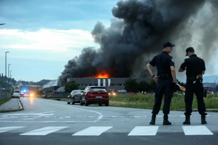 Vatra se ponovo razbuktala, vatrogasci se i dalje bore s plamenom: 'Dolazi do detonacija'
