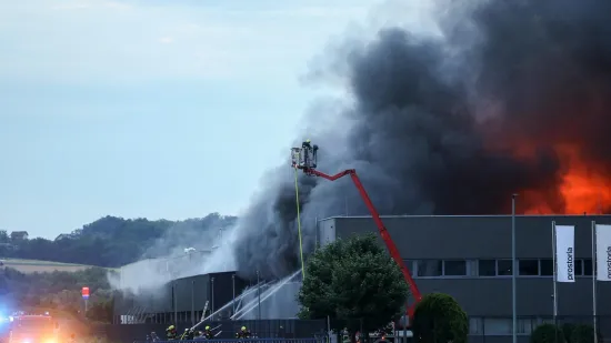 Vatra se ponovo razbuktala, vatrogasci se i dalje bore s plamenom: 'Dolazi do detonacija'
