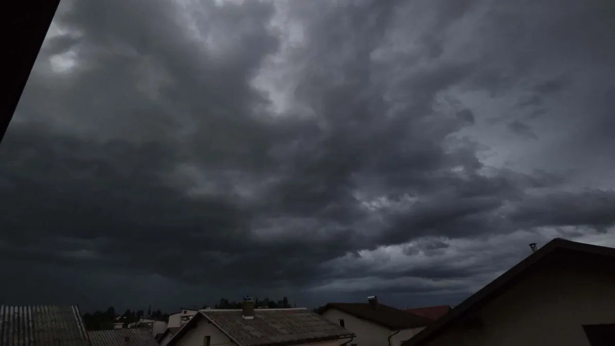 Tuča i grmljavinsko nevrijeme pogodili Hrvatsku, upaljeni meteoalarmi diljem zemlje