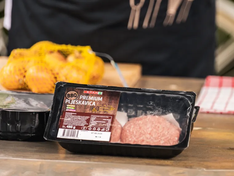 Influencer Pino Pingvino i chef Tomislav &Scaron;piček pokazali kako izgleda prava Balkan BBQ plata