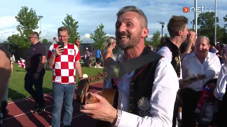 Ovo morate čuti! Tambura&scaron;i stigli na trening Vatrenih i odsvirali originalni bećarac