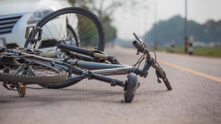Vozač (75) i&scaron;ao pretjecati bicikl u Dalmaciji i zakačio ga: Slovenac (67) preminuo u bolnici