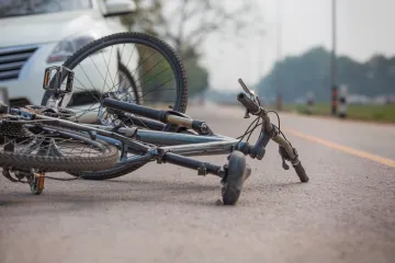 Vozač (75) i&scaron;ao pretjecati bicikl u Dalmaciji i zakačio ga: Slovenac (67) preminuo u bolnici