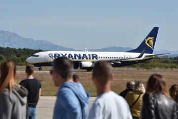 Ryanair pod istragom! Roditelj mora sjediti uz svoje dijete, ali to se dodatno naplaćuje?