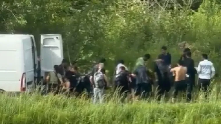 Pro&scaron;irila se snimka iskrcavanja migranata iz bijelog kombija u Zagrebu: Oglasila se policija