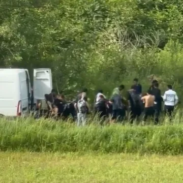 Pro&scaron;irila se snimka iskrcavanja migranata iz bijelog kombija u Zagrebu: Oglasila se policija