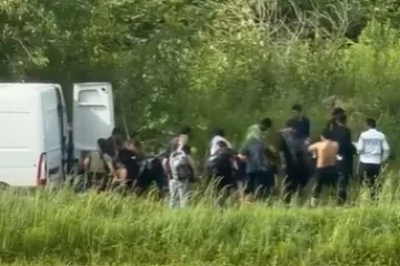 Pro&scaron;irila se snimka iskrcavanja migranata iz bijelog kombija u Zagrebu: Oglasila se policija