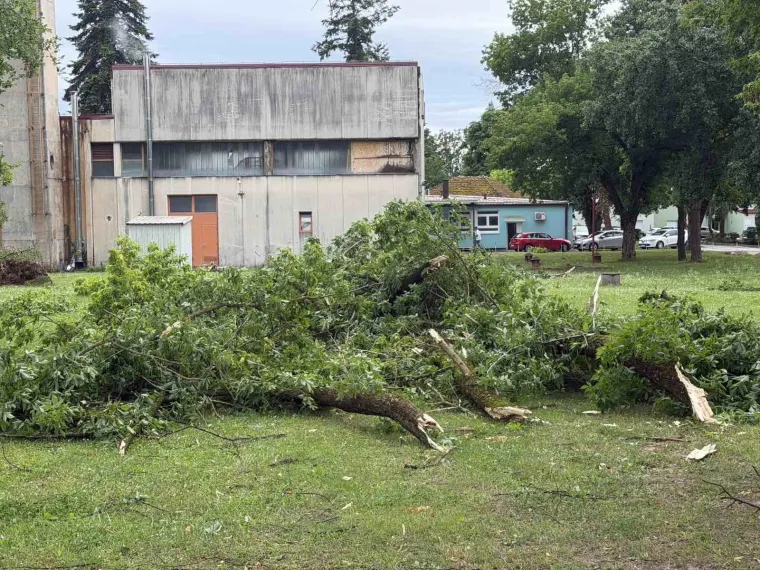 Vjetar odnio krov mrtvačnice, ru&scaron;io stabla: Sve je krenulo oko dva u noći, &scaron;teta se zbraja