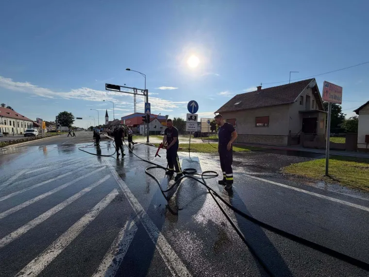 Vatrogasci krenuli spa&scaron;avati kravu, ona ih pretekla! Ostao im 'samo' mulj
