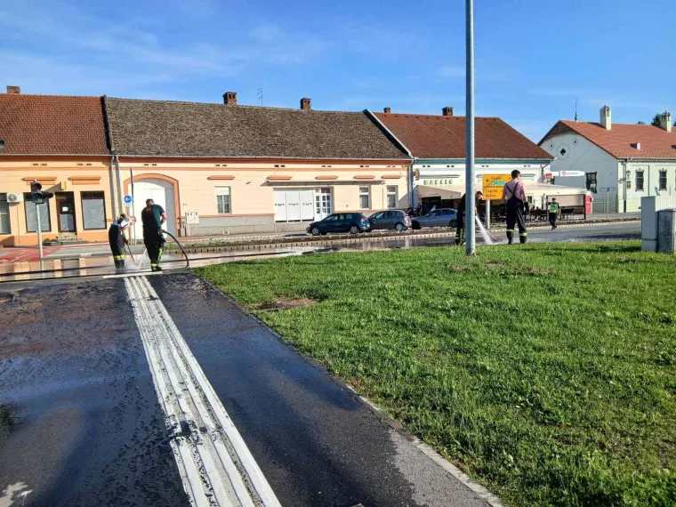Vatrogasci krenuli spa&scaron;avati kravu, ona ih pretekla! Ostao im 'samo' mulj