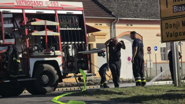 Vatrogasci krenuli spa&scaron;avati kravu, ona ih pretekla! Ostao im 'samo' mulj
