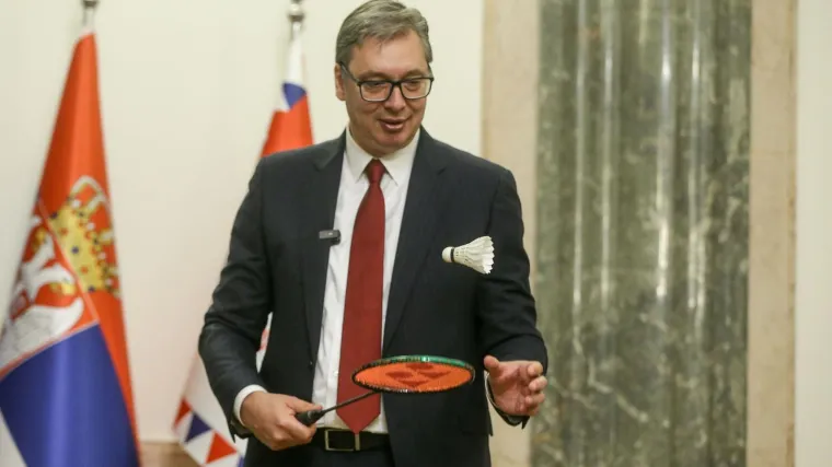 Vučić sretan kao malo dijete: Dobio dar od sportske ikone, pa se odmah počeo igrati