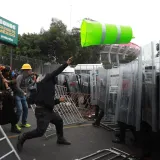 Dok se na Azteci otvaralo SP izvan nje su se prosvjednici sukobili s policijom i palili aute