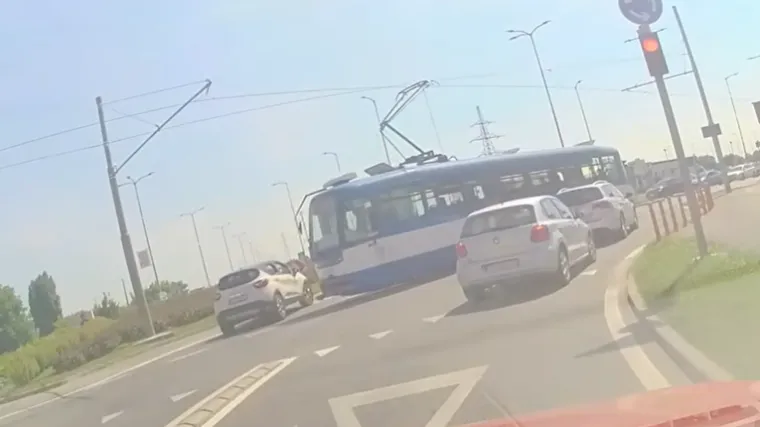 Sekunde do nesreće! Pogledajte ovu snimku: Automobil umalo zavr&scaron;io pod tramvajem