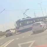 Sekunde do nesreće! Pogledajte ovu snimku: Automobil umalo zavr&scaron;io pod tramvajem
