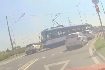 Sekunde do nesreće! Pogledajte ovu snimku: Automobil umalo zavr&scaron;io pod tramvajem
